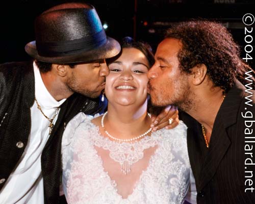 CELEBRITY THREESOME KISS